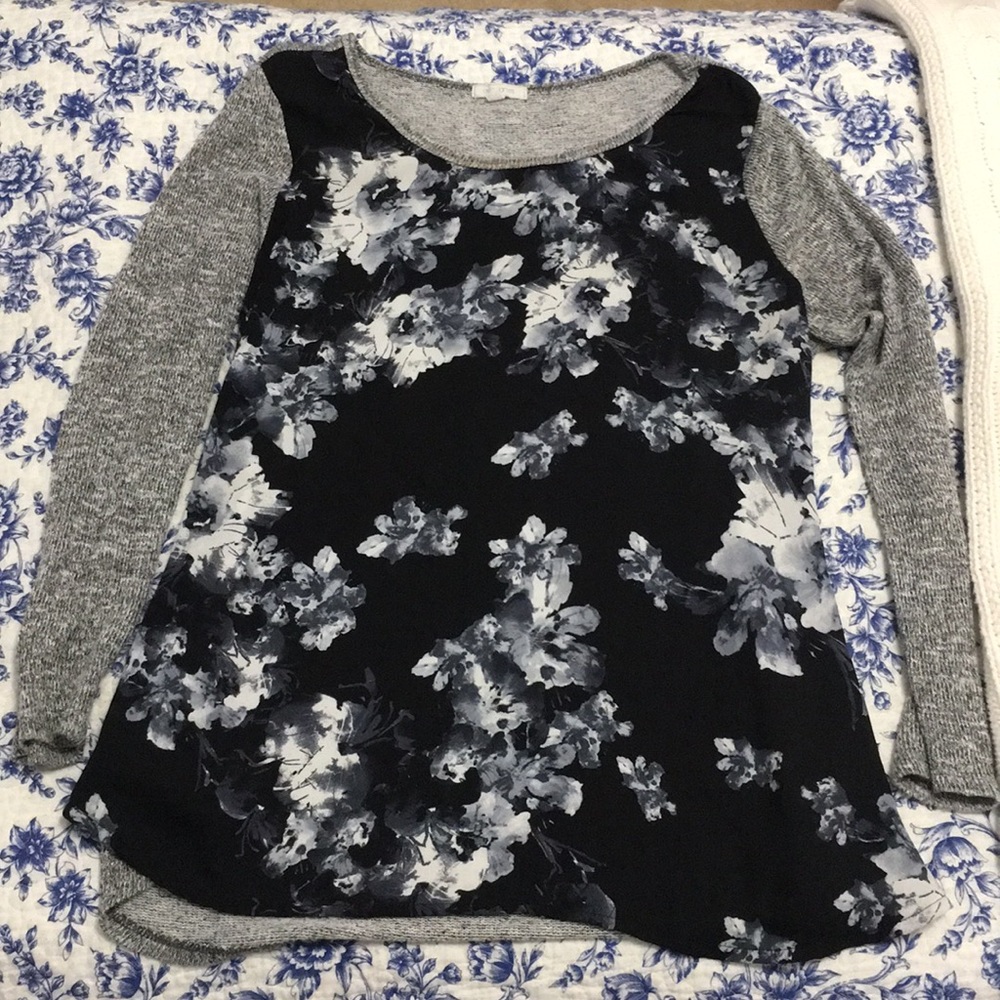 Light knit long sleeve floral shirt